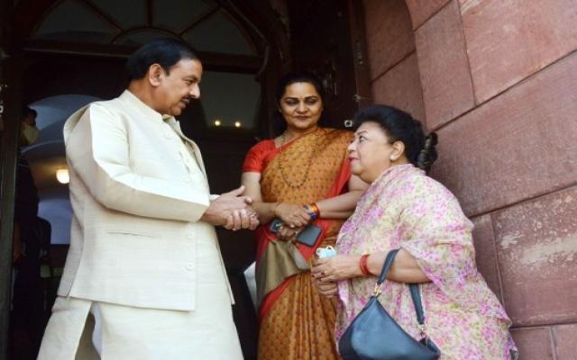 भाजपा सांसद माला राज्य लक्ष्मी शाह और सुनीता दुग्गल, महेश शर्मा, संसद भवन परिसर में, बजट सत्र
